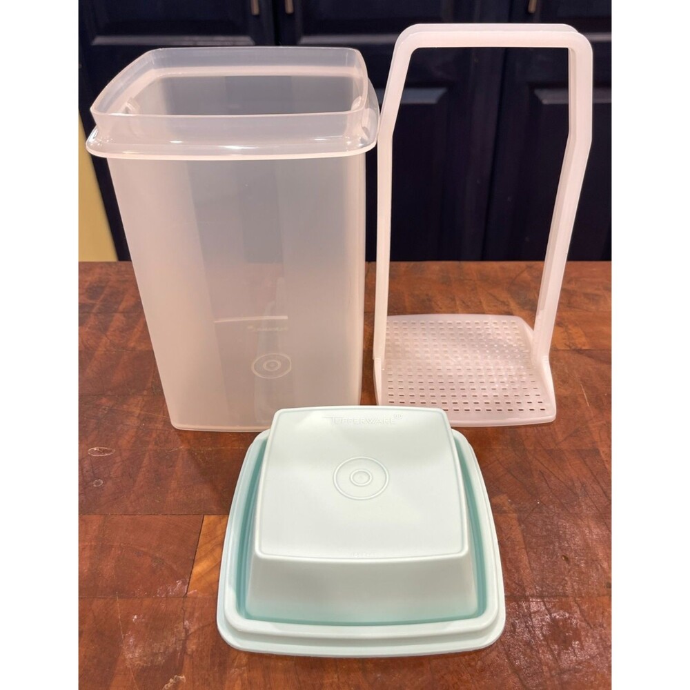 Tupperware "PIC A DELI" Pickle Keeper #1560-2  w/Lid & Insert CLEAN!